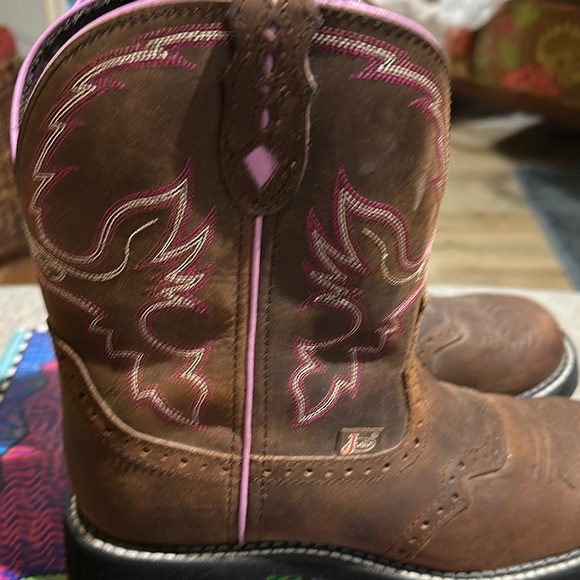 NWB Justin Boots Pink and Brown Heeled Boots with Embroidered Design - Picture 4 of 10